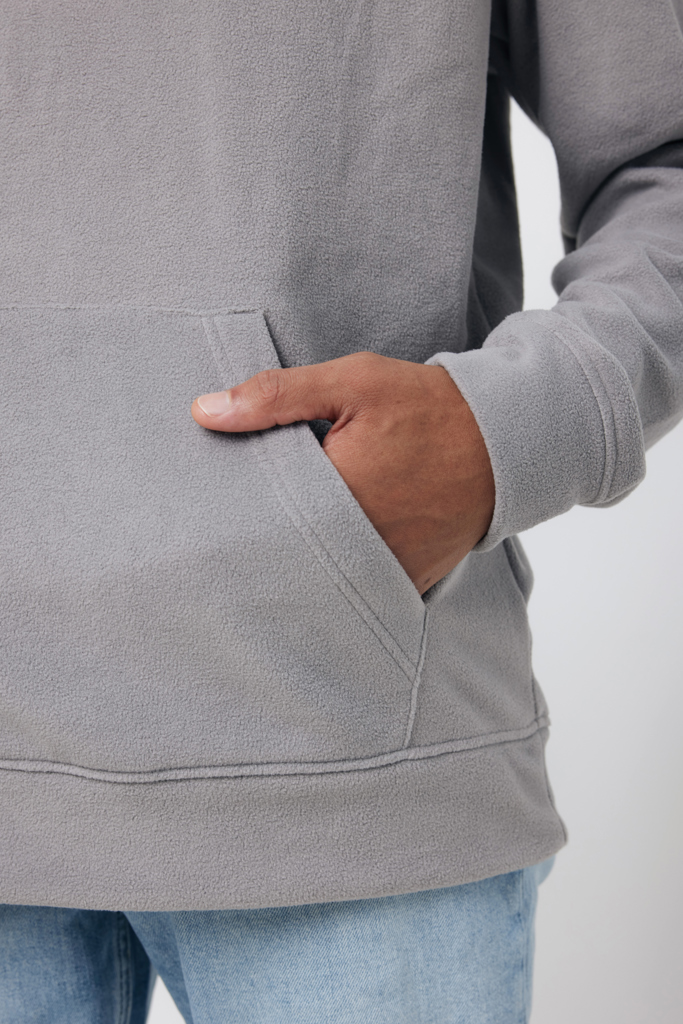 Main dans poche de sweat gris