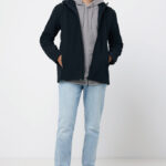 Homme portant hoodie gris et veste noire