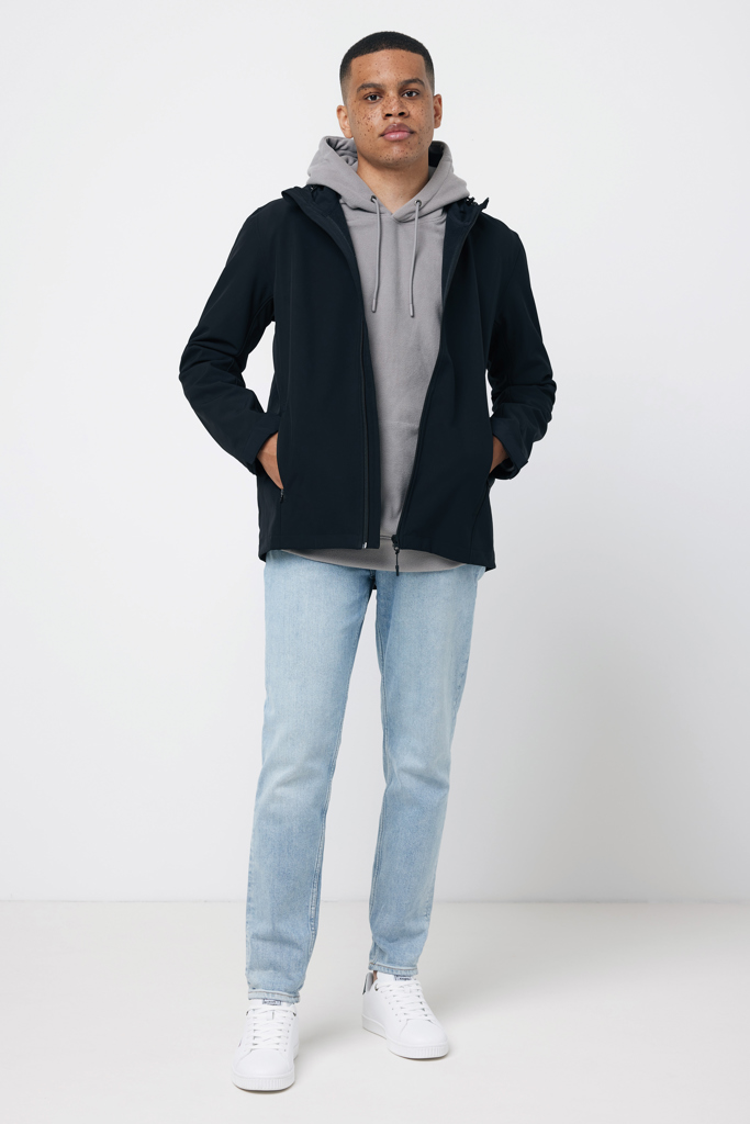 Homme portant hoodie gris et veste noire