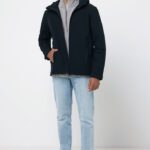 Homme portant veste noire et jean clair