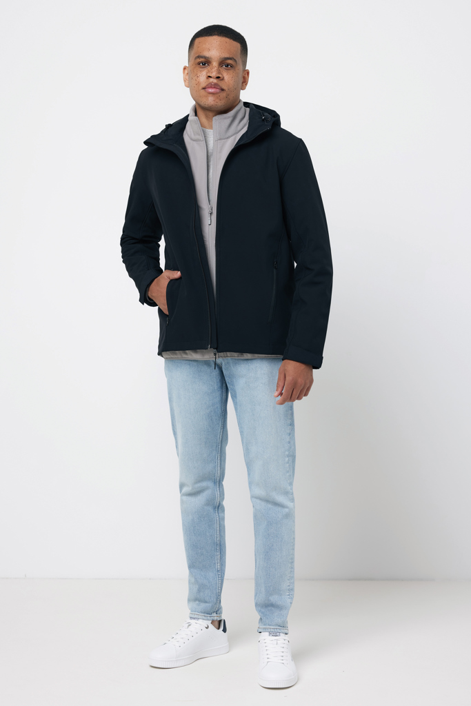 Homme portant veste noire et jean clair