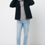 Homme portant veste noire et jean clair