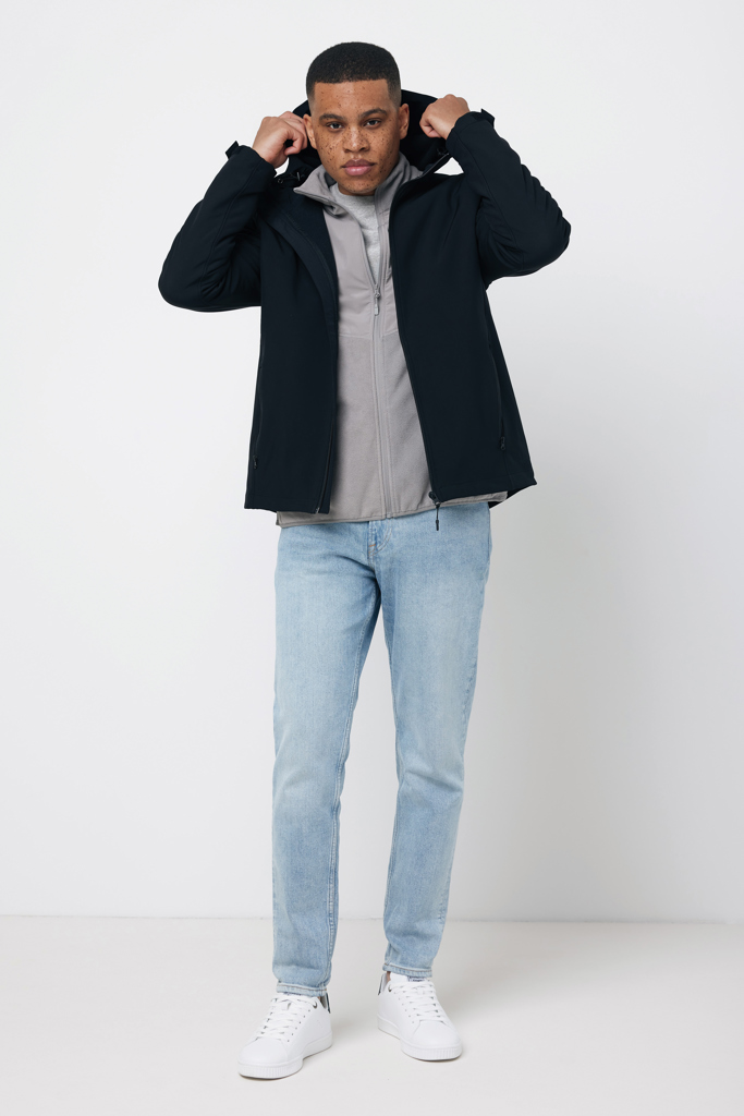 Homme portant veste noire et jean clair