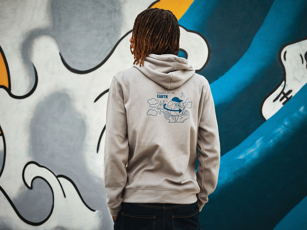 Personne portant un sweat à capuche devant graffiti coloré