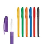 Stylos colorés à capuchon alignés sur fond blanc