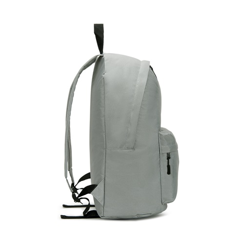 Sac à dos gris vu de côté