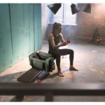 Sportive s’équipe dans un vestiaire avec sac de sport