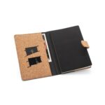 Carnet en liège ouvert avec pochettes cartes.
