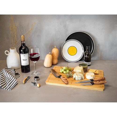 Planche apéritive avec fromage, vin et condiments.