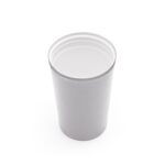 Verre en plastique blanc vide sur fond clair