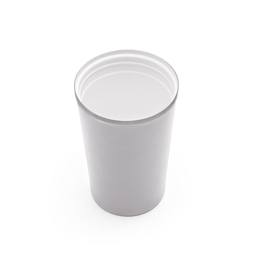 Verre en plastique blanc vide sur fond clair