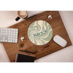 Bureau avec café, clavier et tapis de souris.