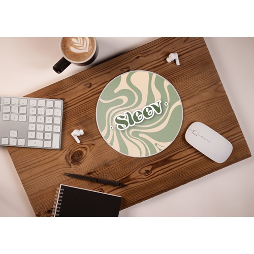 Bureau avec café, clavier et tapis de souris.