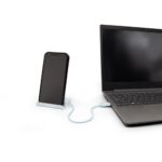Smartphone connecté à un ordinateur portable via câble USB