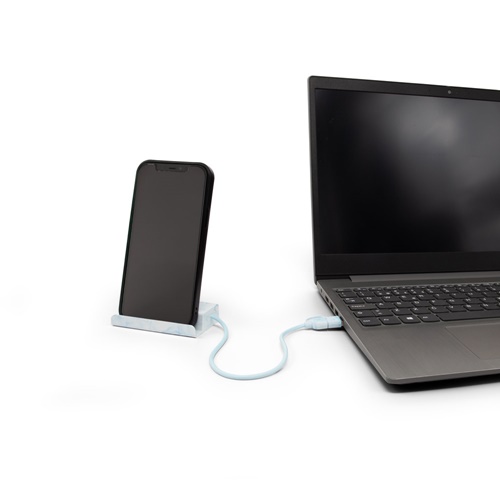 Smartphone connecté à un ordinateur portable via câble USB