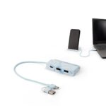Concentrateur USB connecté à un ordinateur portable et téléphone