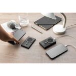 Chargement sans fil de smartphones sur bureau moderne