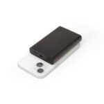 Batterie externe noire posée sur un smartphone blanc