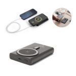 Batterie externe sans fil chargeant deux smartphones