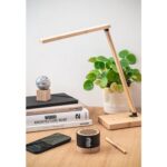Bureau moderne avec lampe en bois et plante verte