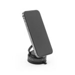 Smartphone sur support magnétique de bureau
