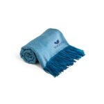 Plaid bleu avec franges et logo imprimé