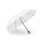 Parapluie blanc ouvert sur fond blanc