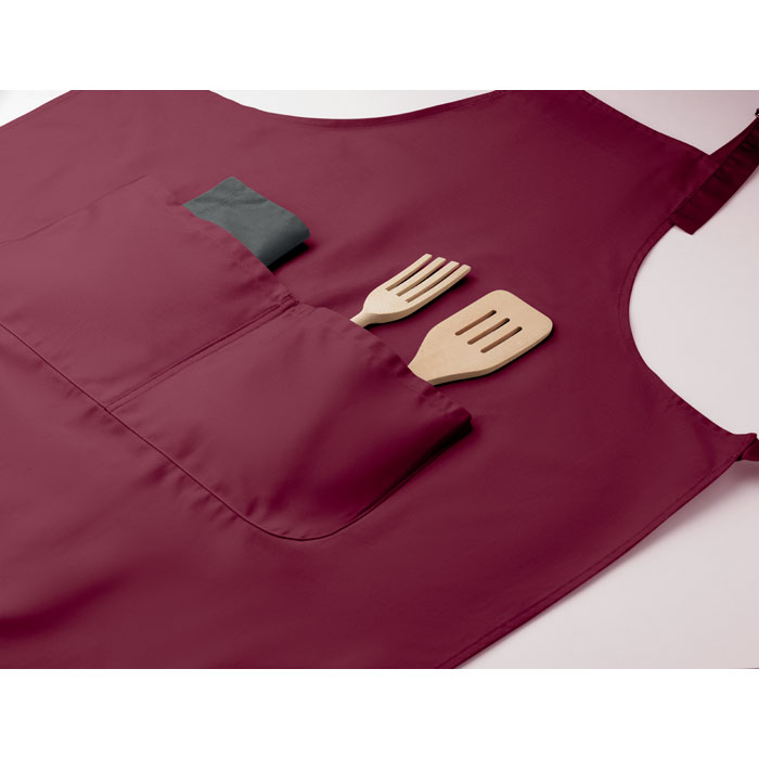 Tablier bordeaux avec ustensiles en bois