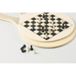 Jeu d’échecs sur raquettes en bois.
