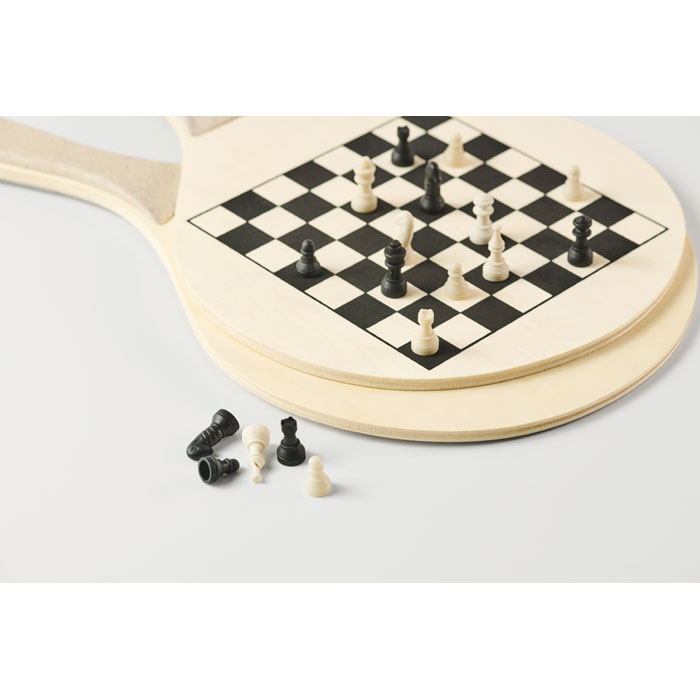Jeu d’échecs sur raquettes en bois.