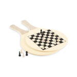 Raquettes en bois avec échiquier et pièces d’échecs