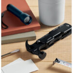 Outils et lampe posés sur une table en bois