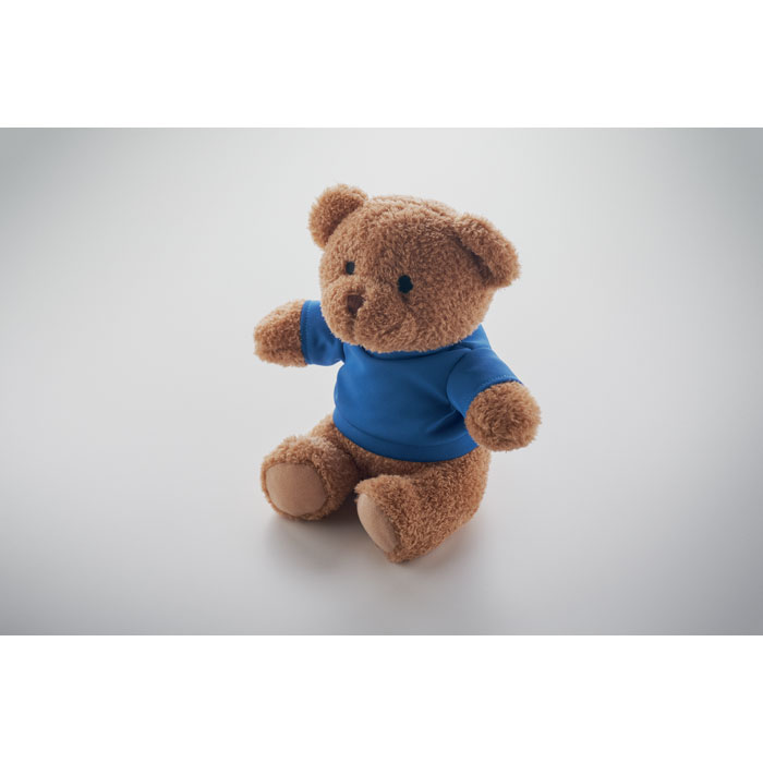Ourson en peluche marron avec pull bleu.