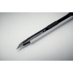 Cutter noir et argent sur fond gris.