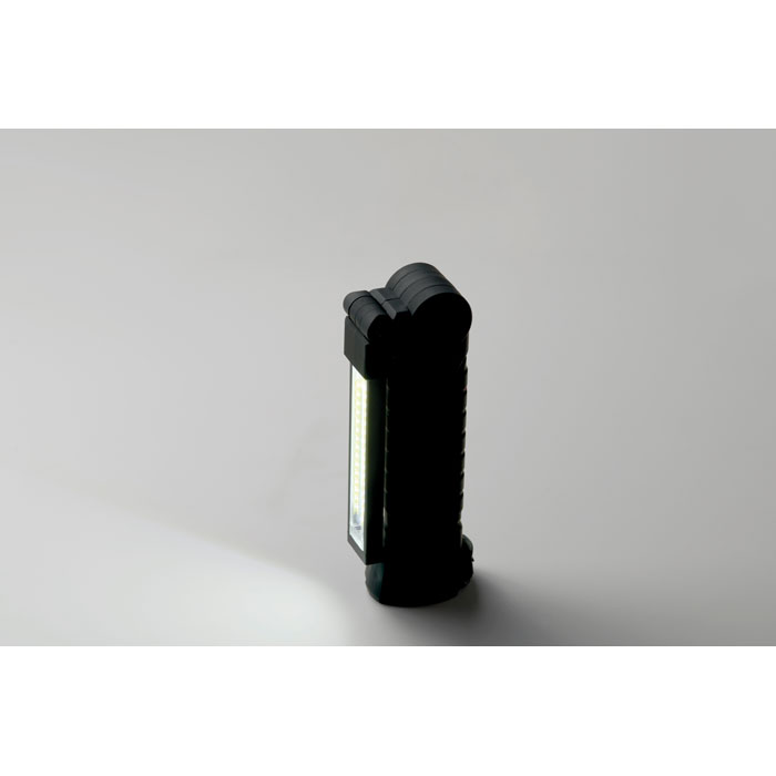 Lampe de poche LED noire allumée