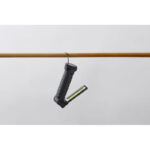 Lampe torche noire suspendue à une barre en bois