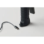 Câble USB-C branché sur appareil noir portable