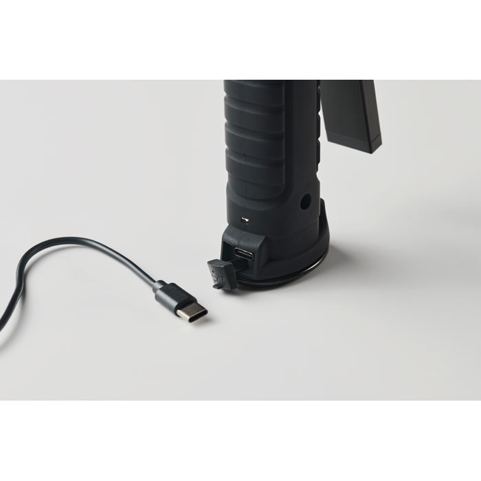 Câble USB-C branché sur appareil noir portable