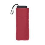 Parapluie pliable rouge dans sa housse
