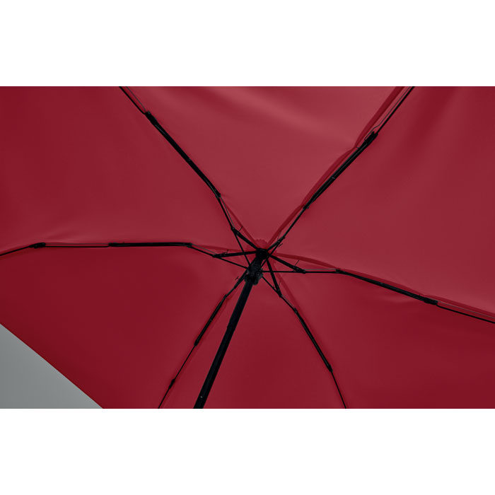 Intérieur d’un parapluie rouge ouvert