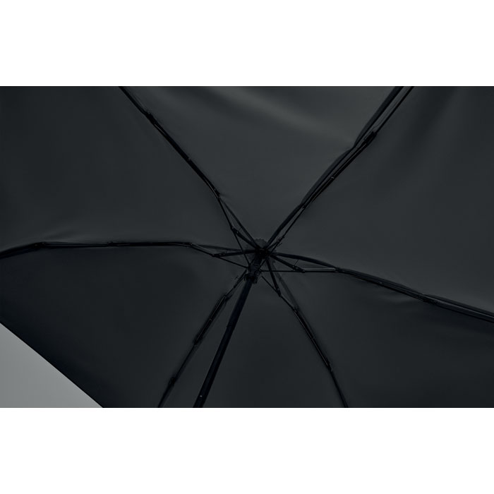Intérieur d’un parapluie noir ouvert