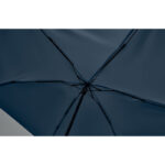 Intérieur d’un parapluie bleu foncé ouvert