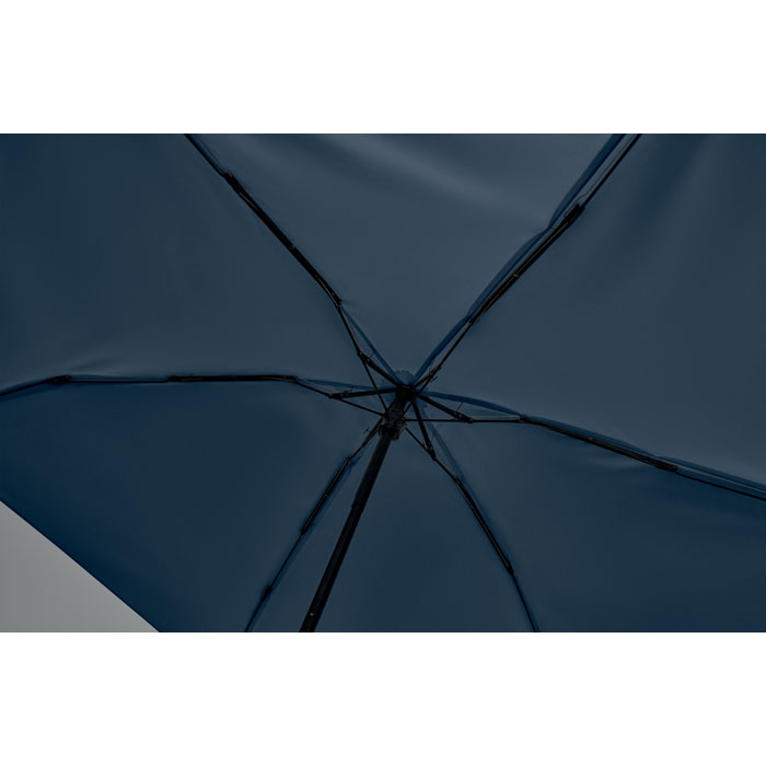 Intérieur d’un parapluie bleu foncé ouvert