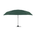 Parapluie vert foncé ouvert sur fond blanc.