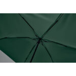 Intérieur d’un parapluie vert ouvert