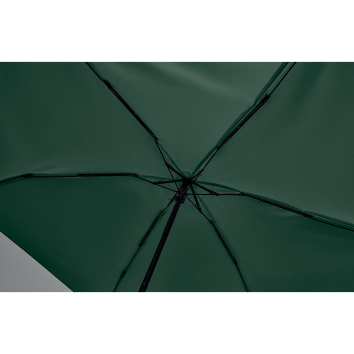 Intérieur d’un parapluie vert ouvert