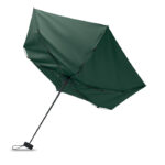 Parapluie vert foncé ouvert contre le vent