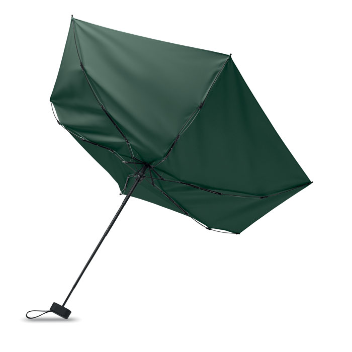 Parapluie vert foncé ouvert contre le vent