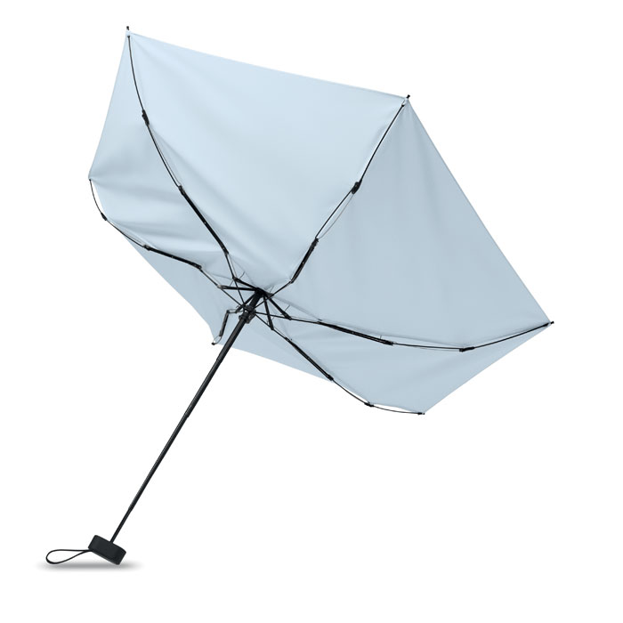 Parapluie inversé gris clair ouvert sur fond blanc