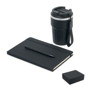 Carnet, stylo et gobelet noir sur fond blanc
